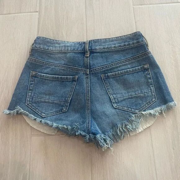 Kendall and Kylie Jean Shorts with Lace Pockets - Picture 2 of 7